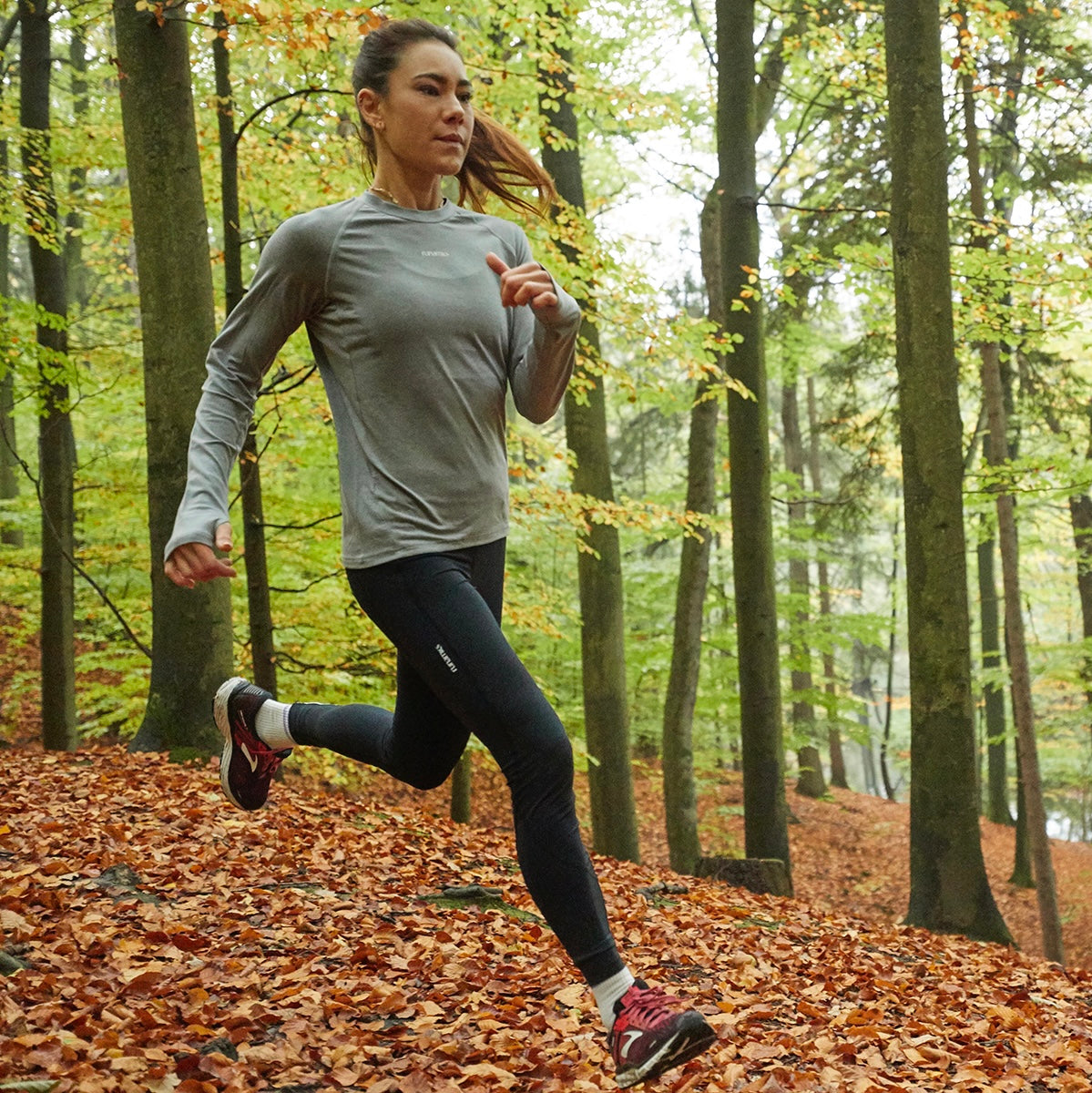 Lange Lauftights Damen, schwarz, mit Tasche